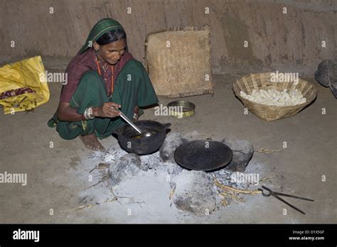 Aboriginal Cooking Hi Res Stock Photography And Images Alamy