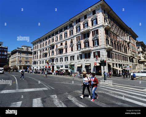 Los Peatones Cruce De Via Luisa Di Savoia Por Piazza Del Popolo En Roma