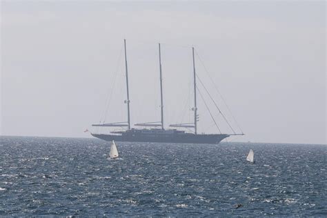 Super Segelyacht von Amazon Gründer Jeff Bezos liegt in der Bucht von