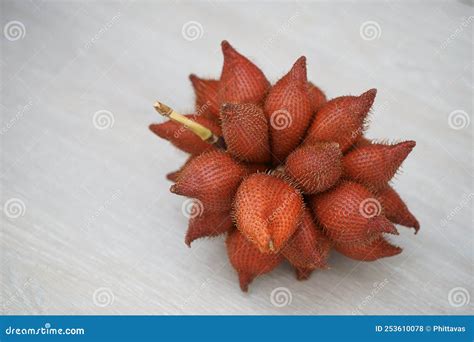 Salak De Fruta Tropical Fresco O Fruta De Serpiente Foto De Archivo