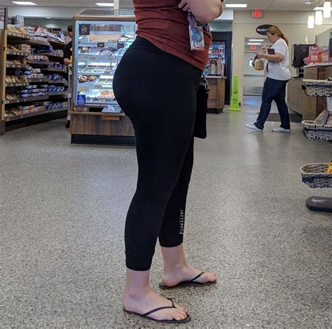 Thick Milf In Black Leggings And Flip Flops Spandex Leggings And Yoga Pants Forum