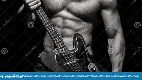 Jouez La Guitare Homme De Torse Le Coffre Muscles Six Paquets Ab