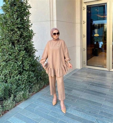 hijab outfits panosundaki Pin 2024 Kıyafet Elbise Tarz moda