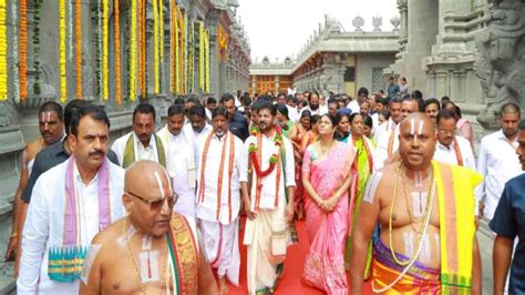 Cm Revanth Reddy And Wife Performed Pooja At Yadagirigutta Indtoday