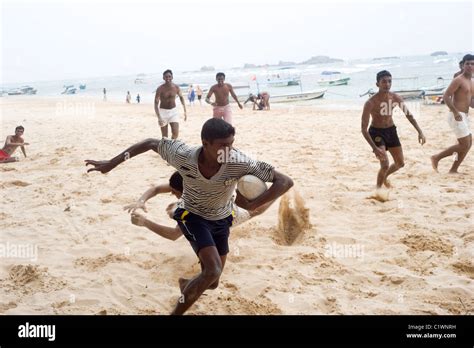 Junge Sri Lanka Plaing Fußball Am Strand Stockfotografie Alamy