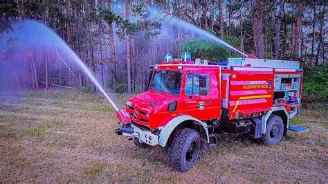 TLF Wald Mit 2 Monitoren Auf Unimog Schwerpunkt Wald