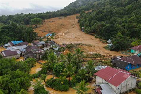 Indon Sie Au Moins Morts Dans Un Glissement De Terrain La Presse