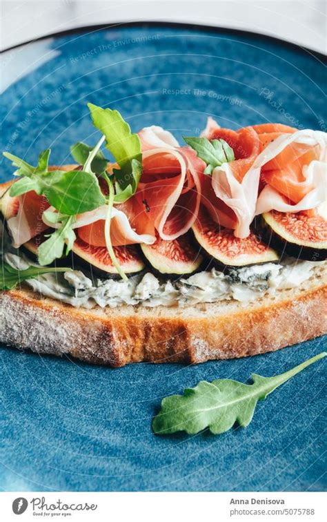 Leckerer Toast Mit Iberico Schinken K Se Und Frischen Feigen Auf Dem