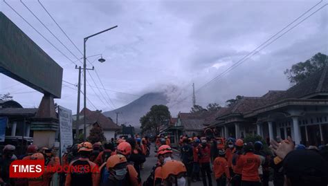 Erupsi Gunung Semeru 14 Meninggal 56 Terluka Ribuan Mengungsi