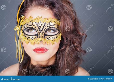 Femme Sexy Avec Le Masque De Carnaval Photo Stock Image Du Beauté Beau 65679690