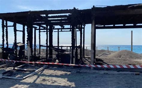 Amantea Ancora Un Incendio Al Lido Dell Hotel La Scogliera Di Coreca