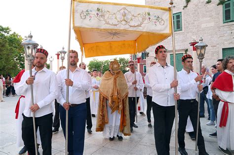 Vjernici grada Šibenika proslavili svetkovinu Tijelova IKA