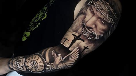 Tattoo Religiosa no braço Espírito Santo relógio rosa cruz e