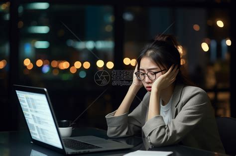 深夜加班的女性高清图片下载 正版图片600689247 摄图网