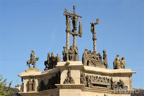 Enclos paroissial de pleyben dans le finistère en bretagne son wall