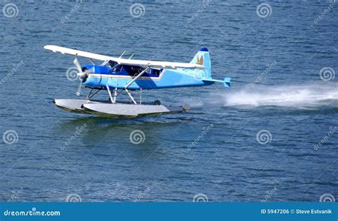 Het Vliegtuig Van De Vlotter Dat Van Water Van Start Gaat Stock Foto