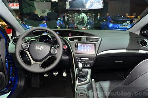 2015 Honda Civic facelift dashboard at the 2014 Paris Motor Show