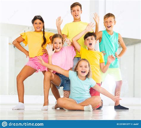 Niños Felices Posando En Clase De Baile Moderno Imagen de archivo