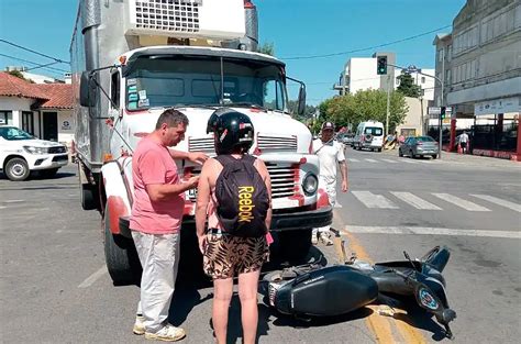 Un hombre herido tras un choque entre camión y moto en 14 de Julio y España