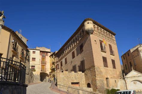 Fonz el insólito pueblo de Aragón con 10 palacios que tiene uno de los