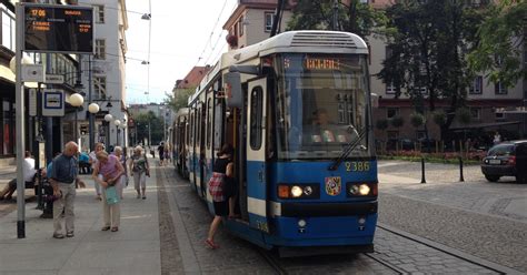 Wakacyjny Rozk Ad Jazdy Mniej Tramwaj W I Autobus W Sporo Objazd W