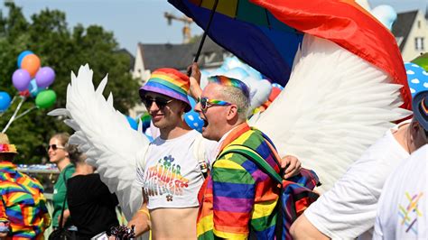 Christopher Street Day Zehntausende Demonstrieren In Köln Für Rechte