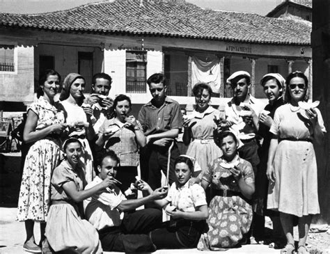 Grupo de personas comiendo melón en la plaza del pueblo Horche