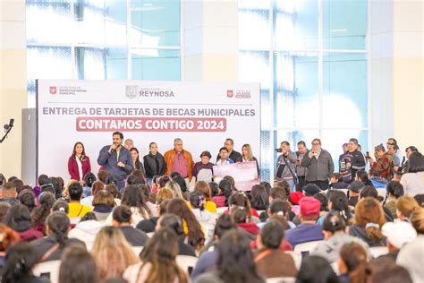 Contin A Alcalde Carlos Pe A Ortiz Con Entrega De Tarjetas De Becas