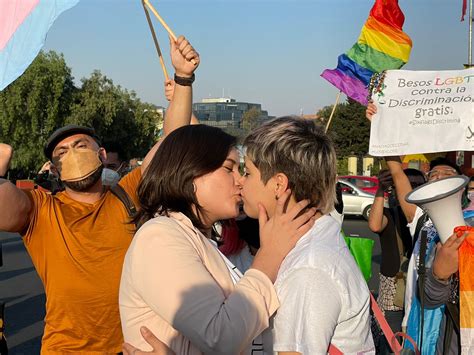 Realizan Besot N Por Caso De Discriminaci N A Pareja Gay En Six Flags