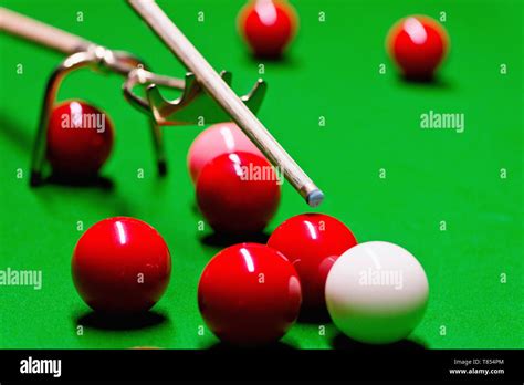 Snooker cue on spider rest Stock Photo - Alamy