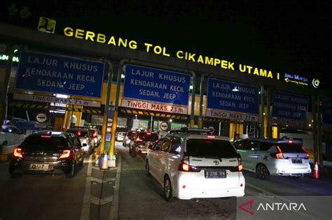 Arus Mudik Di Gerbang Tol Cikampek Utama Ramai Dan Lancar Antara News