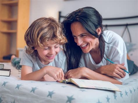 Feliz Ni O Preadolescente Y Madre Riendo Y Escribiendo En Un Cuaderno