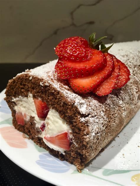 [Homemade] Chocolate cake roll with strawberries and whipped cream! : r ...