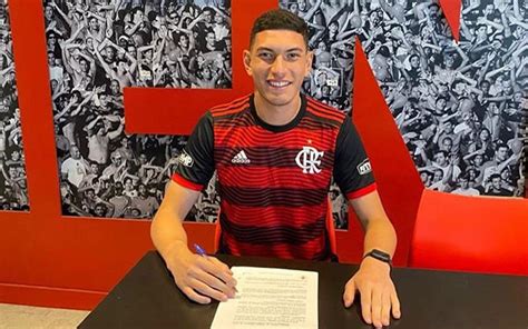 Goleiro De Anos Assina Primeiro Contrato Profissional O Flamengo