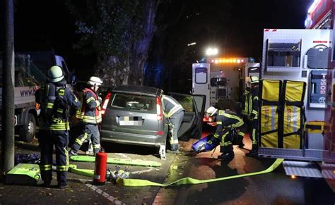 Bonn Auto Prallt Bei Unfall In Beuel Gegen Baum