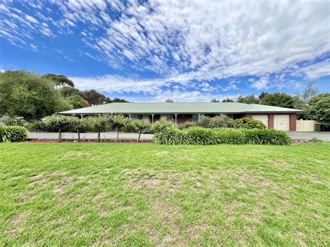 6 8 Langer Drive St Albans Park Vic 3219 House For Rent 690 Domain