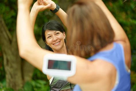 Due Donne Mature Che Tengono Misura E Che Streching Prima Del Pareggiare Immagine Stock