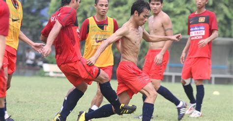 Văn Quyến ngồi ngoài xem đồng đội bán nude đá bóng