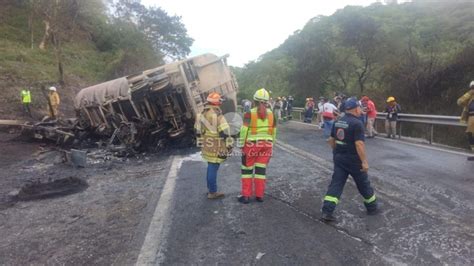 Una pipa de combustible se volcó y explotó en la carretera federal