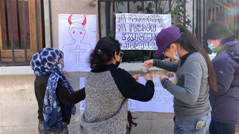 Colectivos De Mujeres Protestan En Bolivia En Contra De Sacerdotes Por