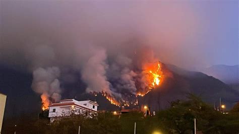 El Fuego En La Isla Espa Ola De Tenerife Arrasa Hect Reas Y Hay