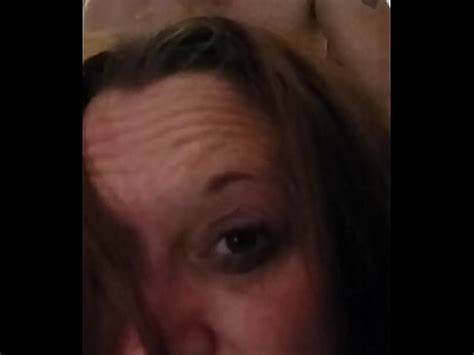 Golpeando sus dos agujeros mientras sostiene la cámara XVIDEOS