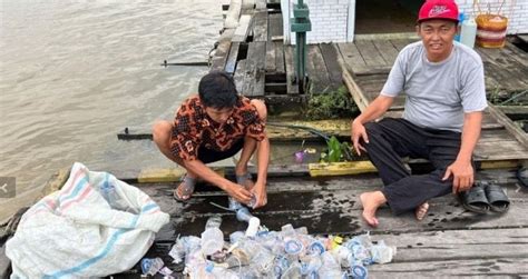 Pengurus Bank Sampah Barokah Lakukan Pengepresan Sampah Sonora Id