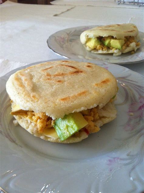 Arepa Venezolana Con Caz N Y Aguacate En Recetas De Comida