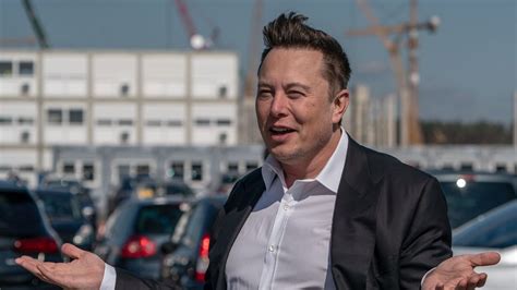 Tesla Elon Musk Besucht Grünheide Dietmar Hopp Erteilt Curevac