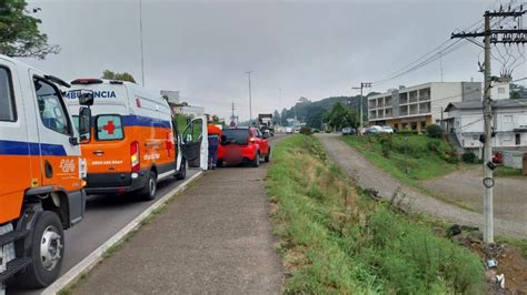 Veículo quase cai em barranco após acidente no Trevo da Santa em