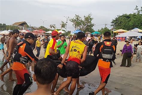 Basarnas Evakuasi Jasad Wisman Uzbekistan Terseret Arus Di Pantai Kuta