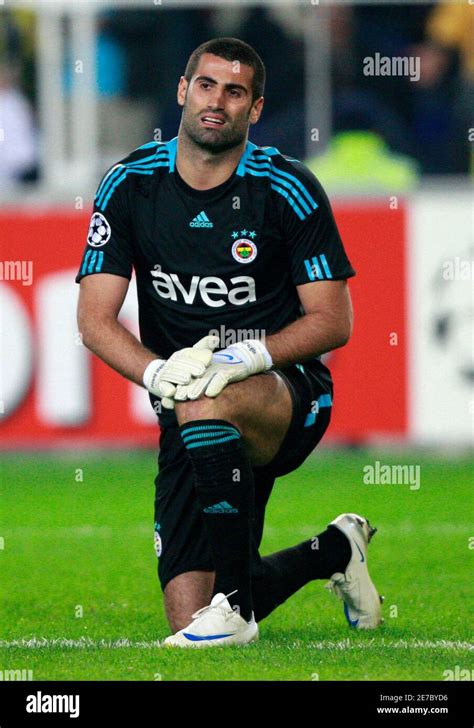 Fenerbahce Goalkeeper High Resolution Stock Photography And Images Alamy