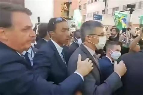 V Deo Bolsonaro Ignora Isolamento Provoca Aglomera O E Aperta M Os