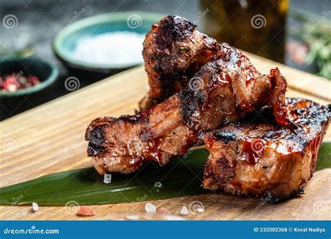 Deliciosas Costillas A La Parrilla Aderezadas Con Una Salsa Picante Y